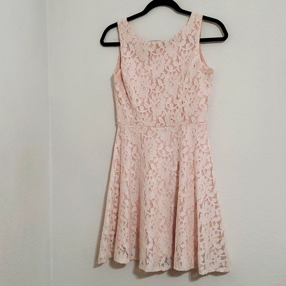 Speechless Dresses & Skirts - SPEECHLESS pale peachy pink beige lace overlay sleeveless dress zipper back Sm